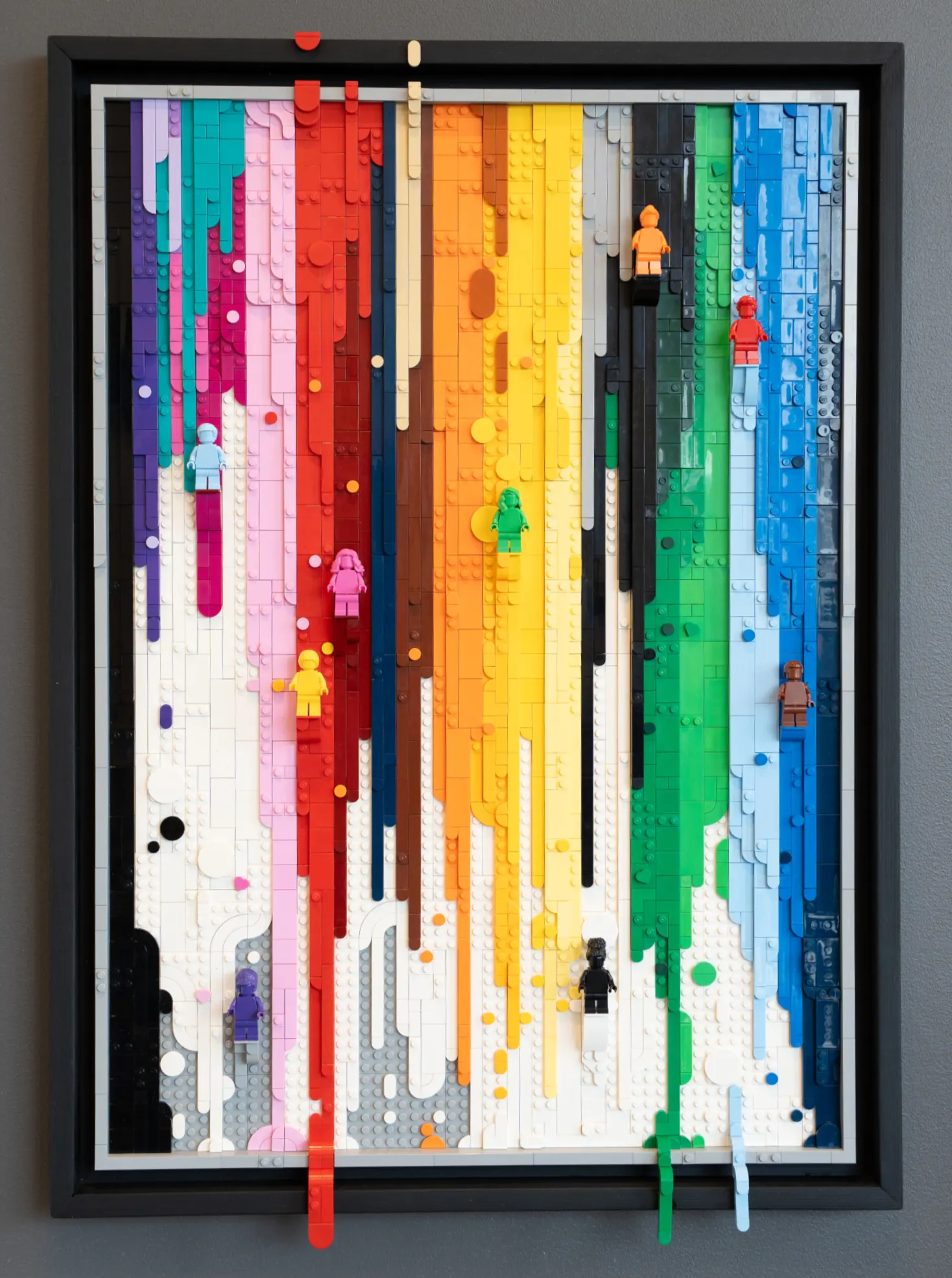 Närbild på A Spectrum Unbound med minifigurer i färgfälten